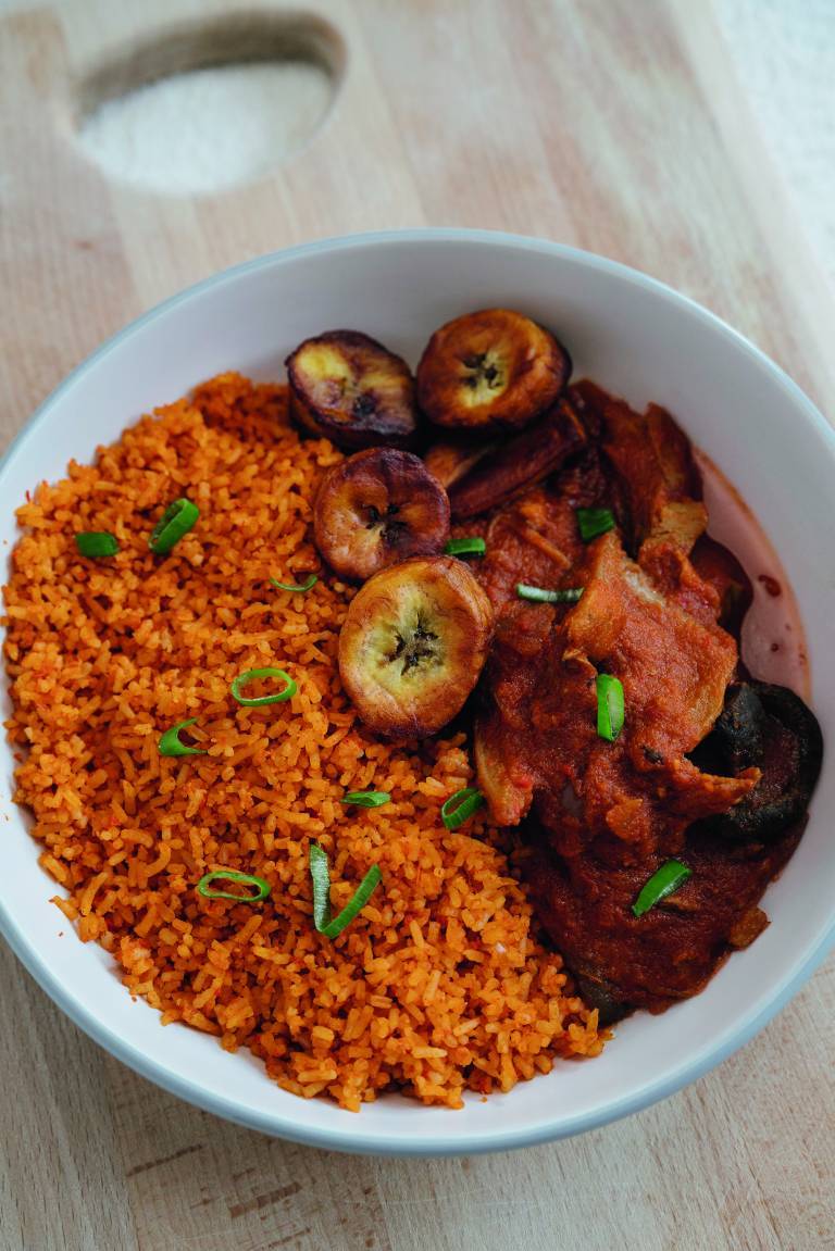 Jollof ris med stekt kokbanan i en djuptallrik