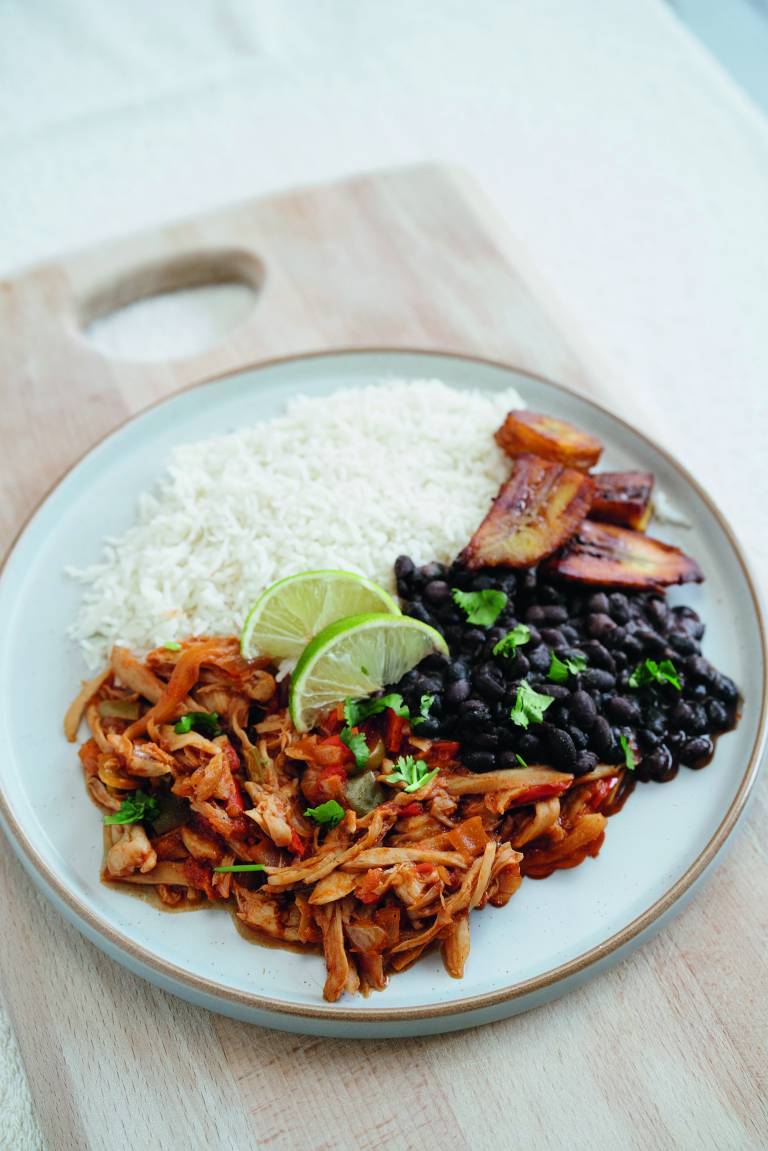Vegansk svamprätt med ris och bönor på en tallrik