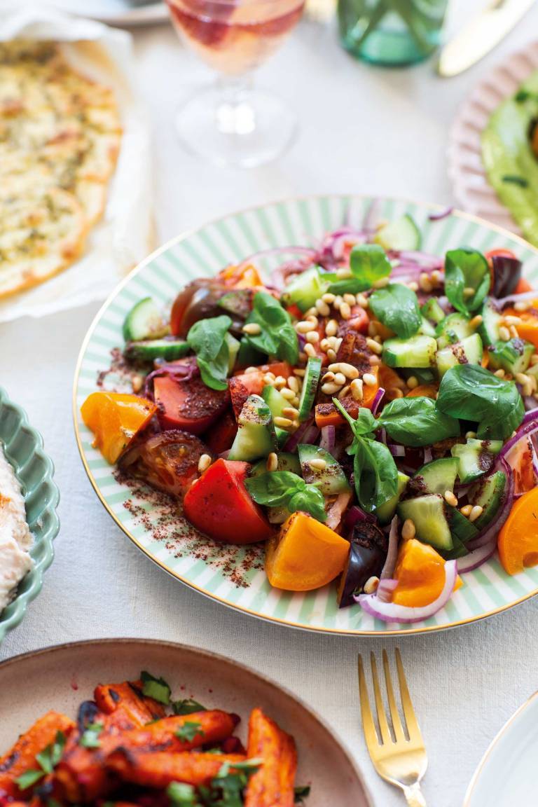 Tomatsallad med sumak på en vit tallrik