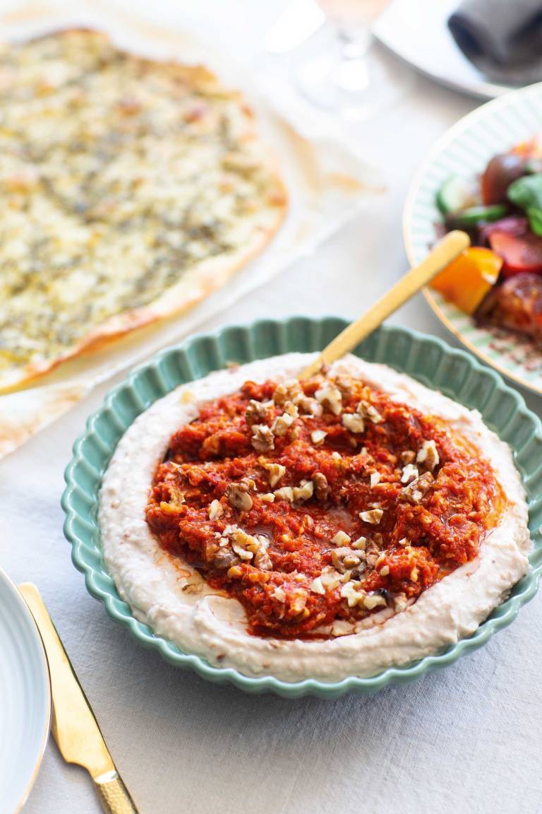 Vit bönröra med enkel muhammara i en djuptallrik