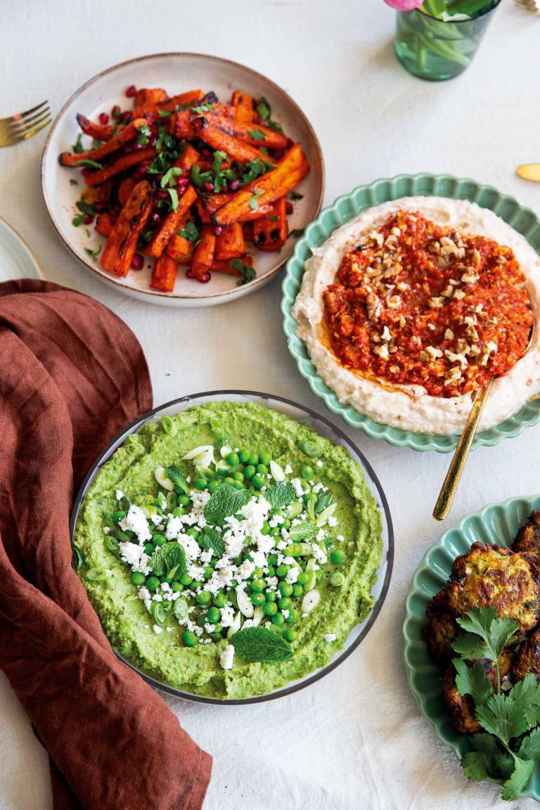 ärtröra med avokado och vegansk fetaost tillsammans med två andra röror