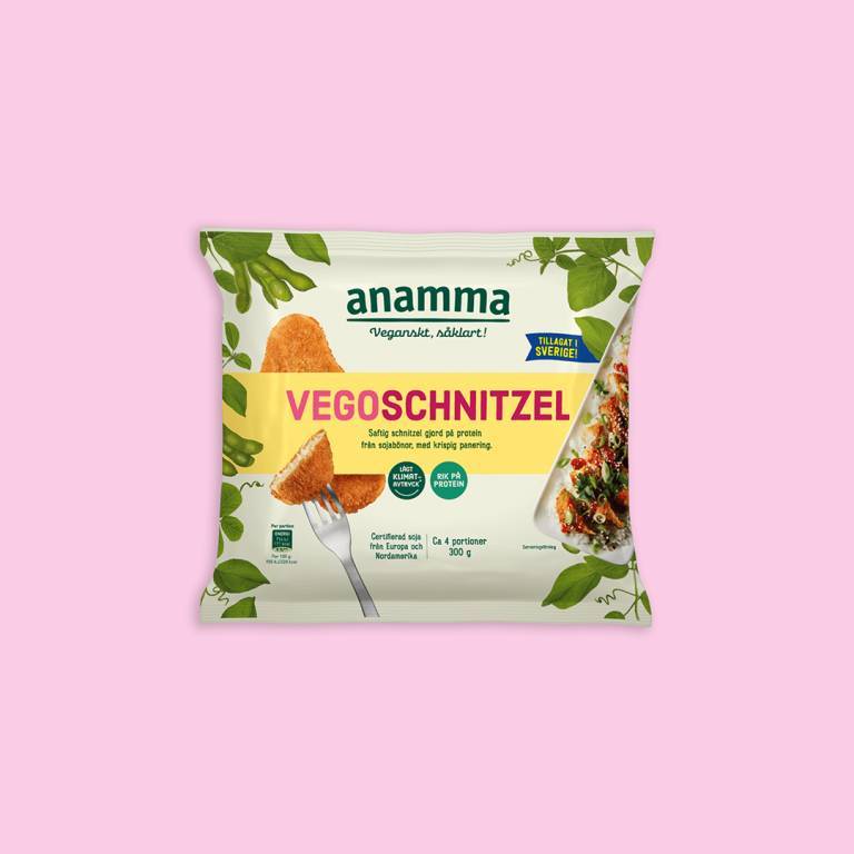 Ett paket vegoschnitzlar mot en ljusrosa bakgrund