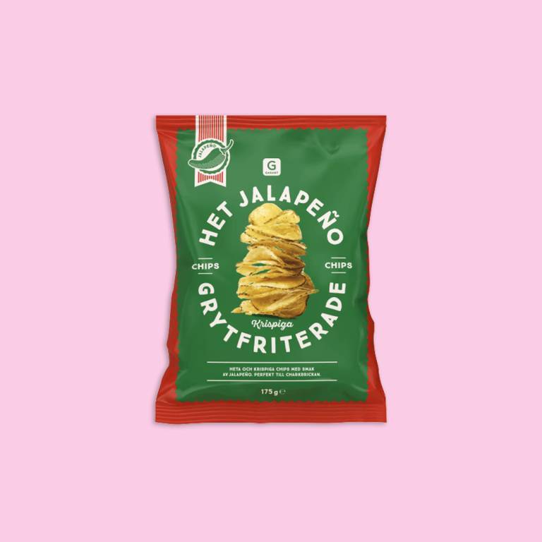 en påse chips mot en ljusrosa bakgrund