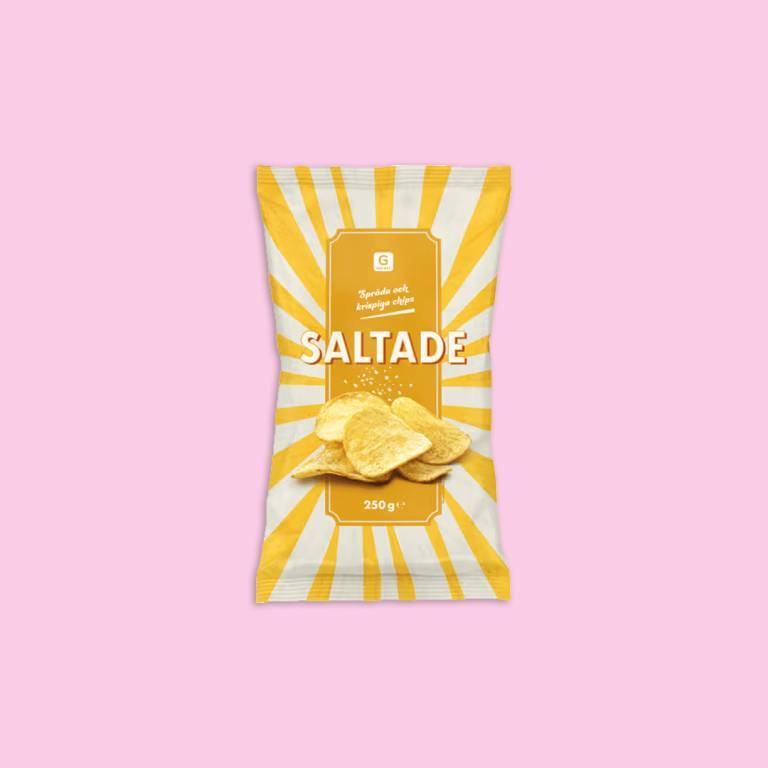 en påse chips mot en ljusrosa bakgrund