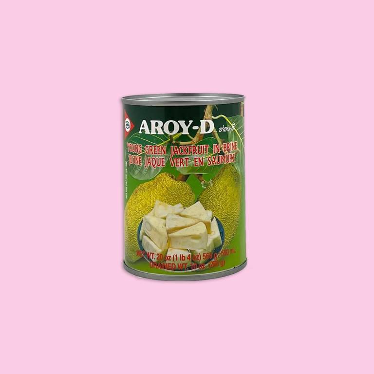 En burk jackfruit mot en ljusrosa bakgrund