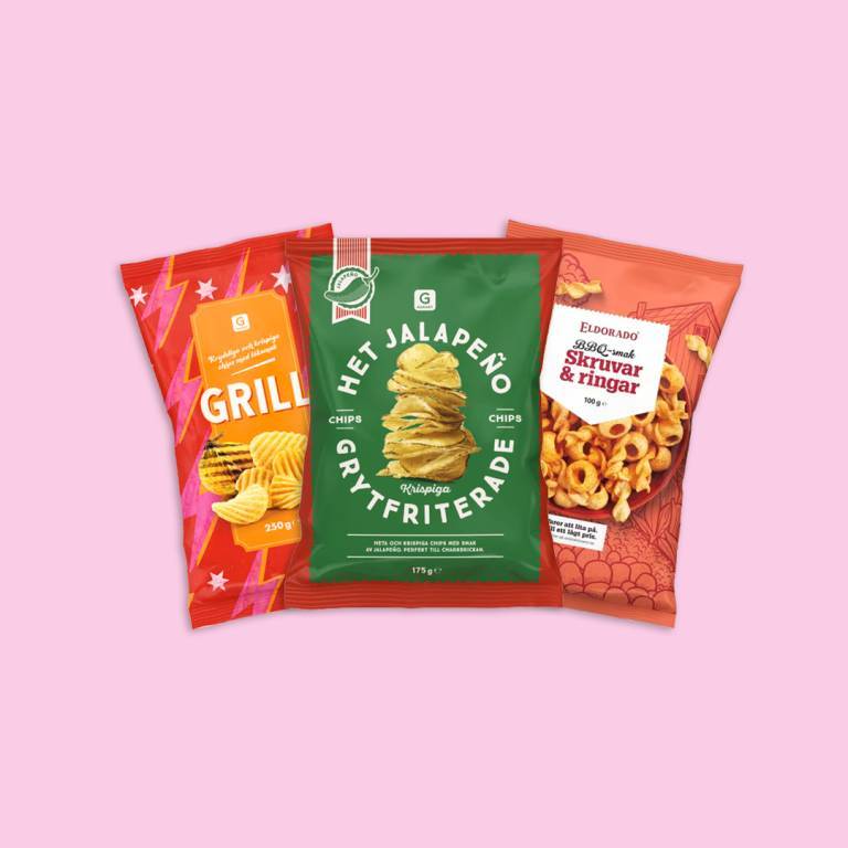 tre påsar chips mot en rosa bakgrund
