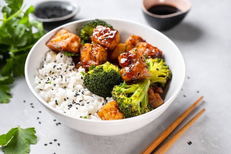 Friterade tofukuber i en skål med ris och broccoli