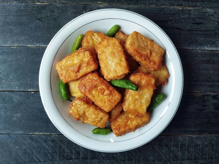 Krispig tempeh i en skål