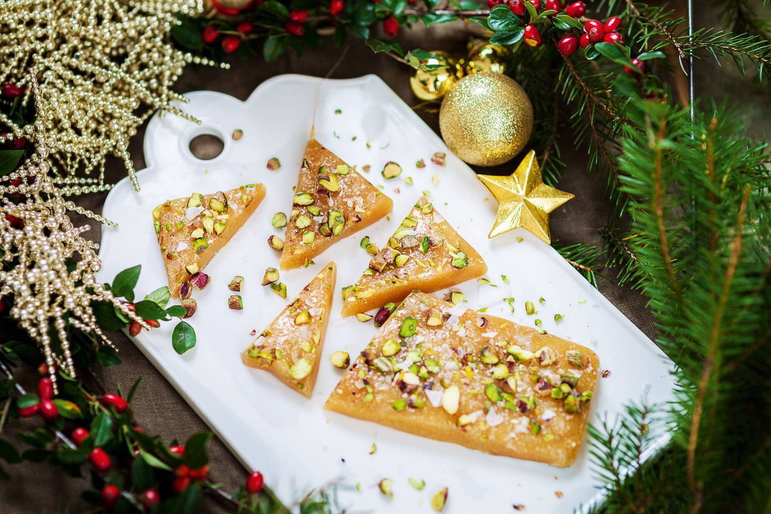 vegansk kola med pistagenötter och flingsalt serverad på vit bräda