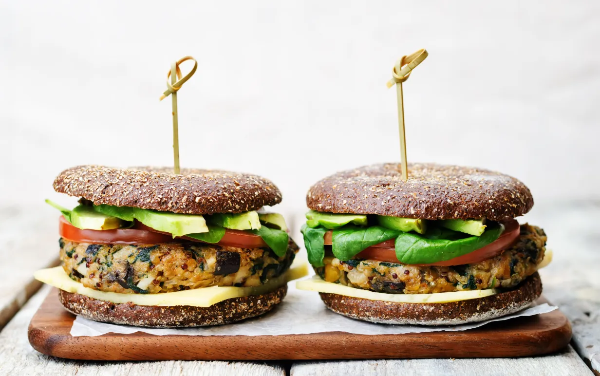 Bild på två veganska smörgåsar