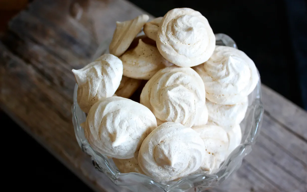 Maränger i en glasskål.