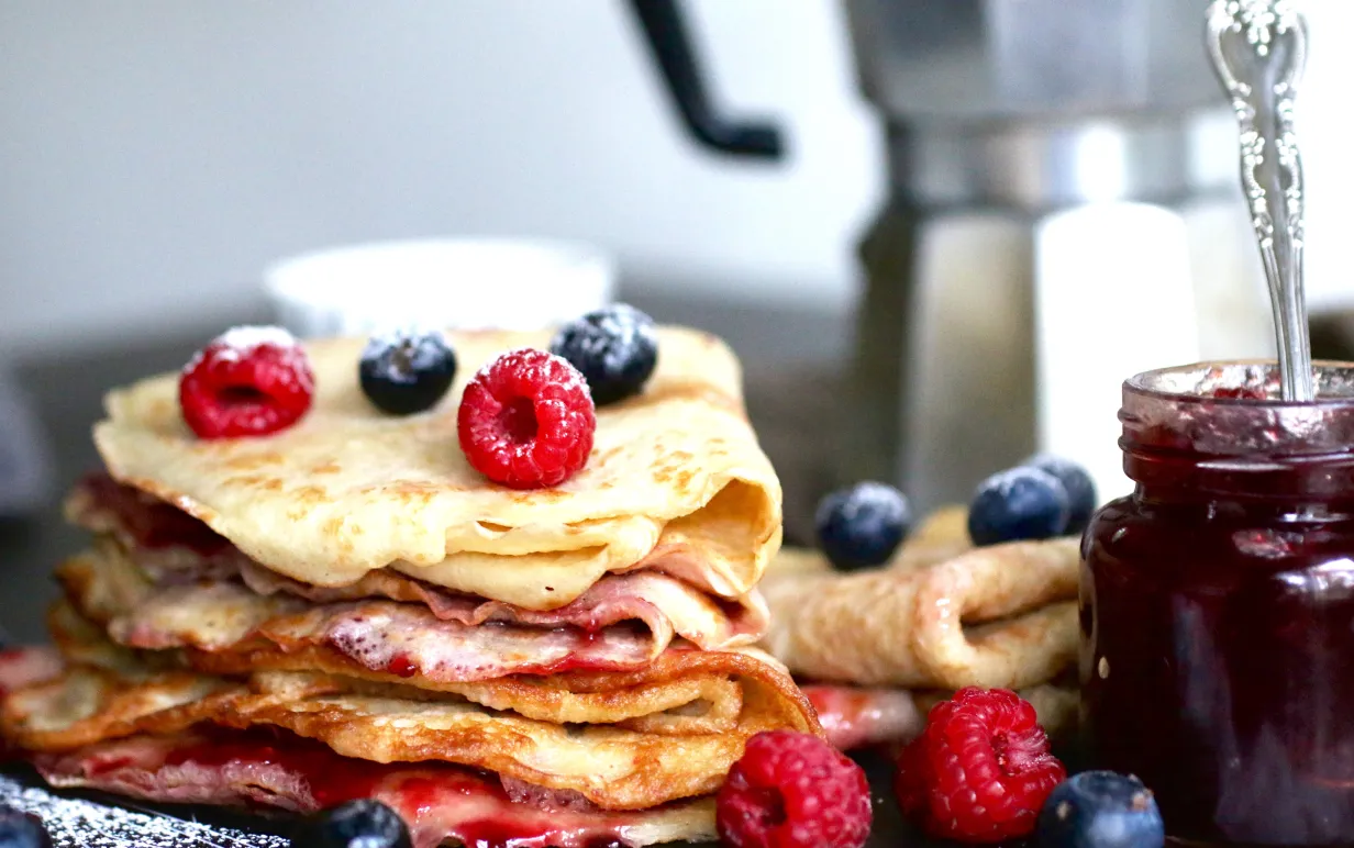 Veganska pannkakor dekorerade med blåbär och hallon.