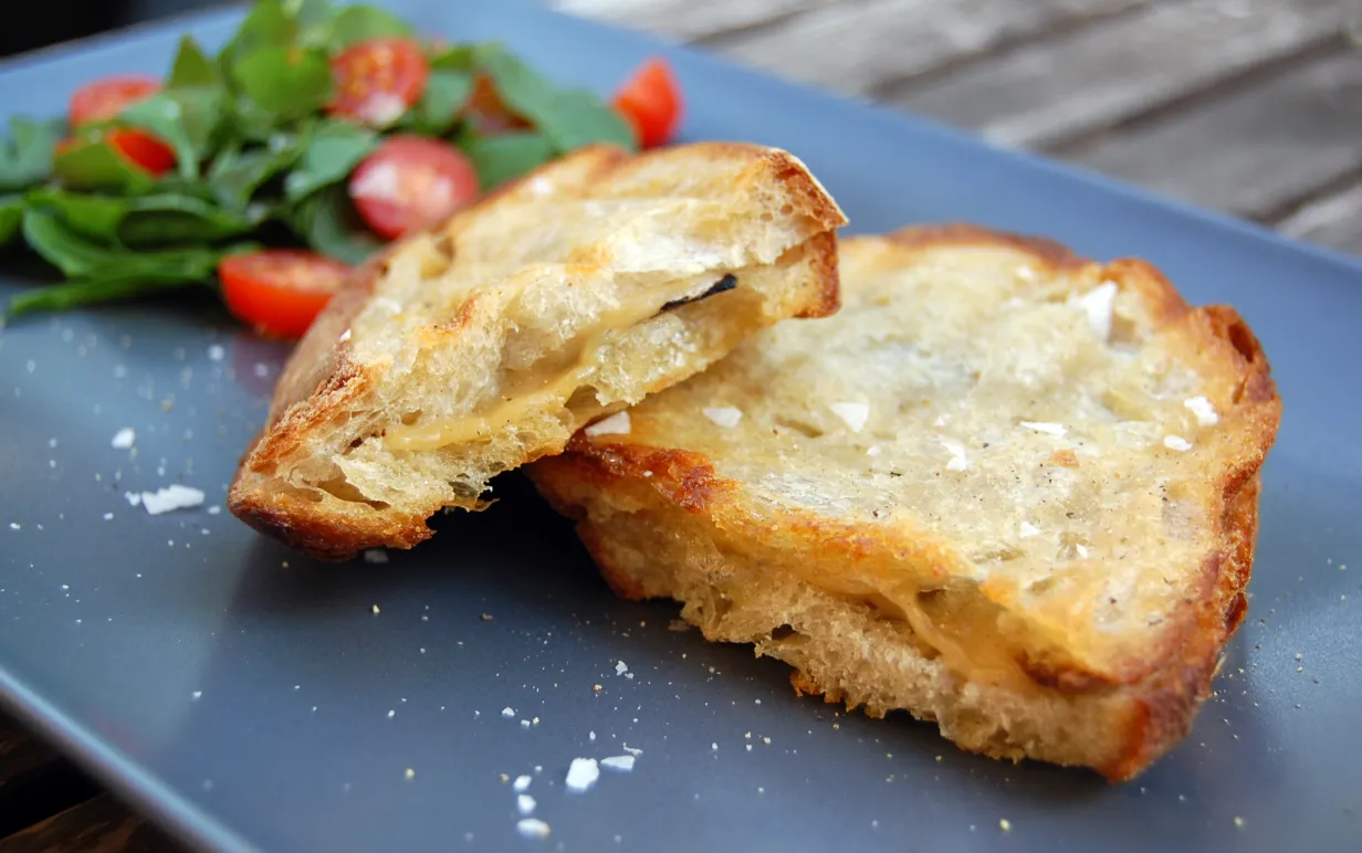 grillad smörgås på ett fat