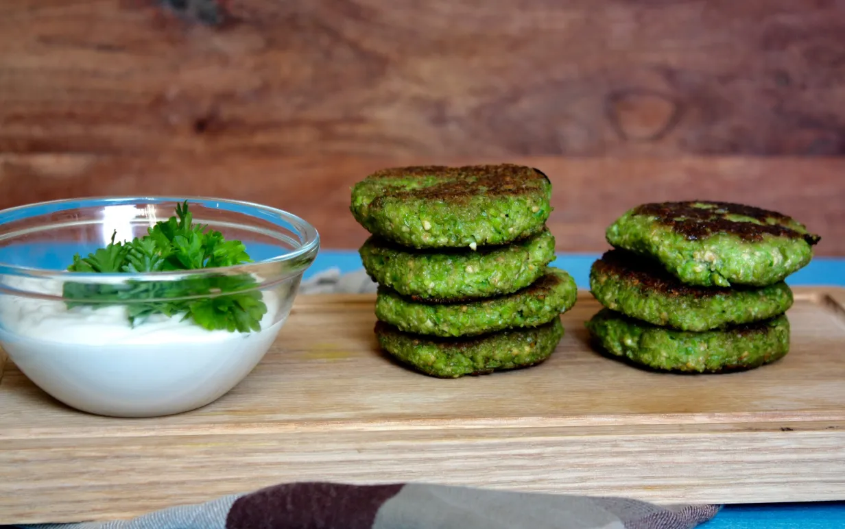 Edamamebiffar på en skärbräda, bredvid står en skål med vit sås