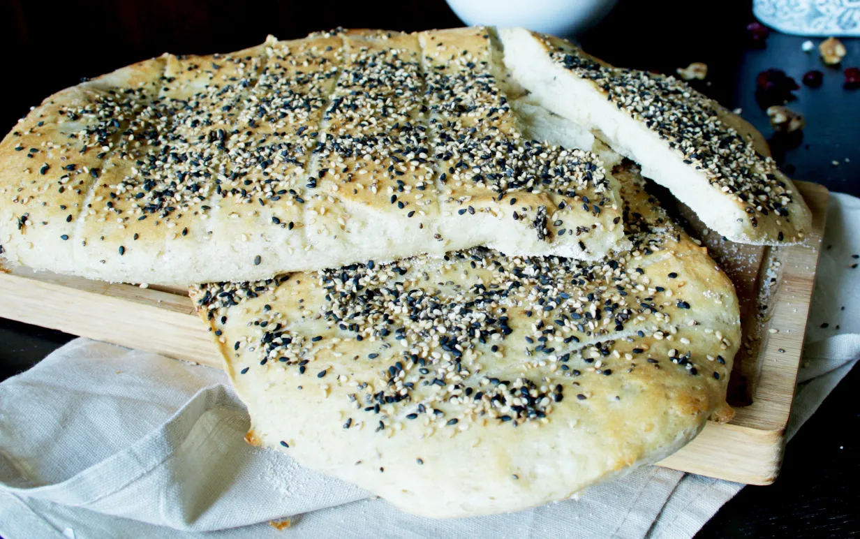 Barbaribröd på en skärbräda.