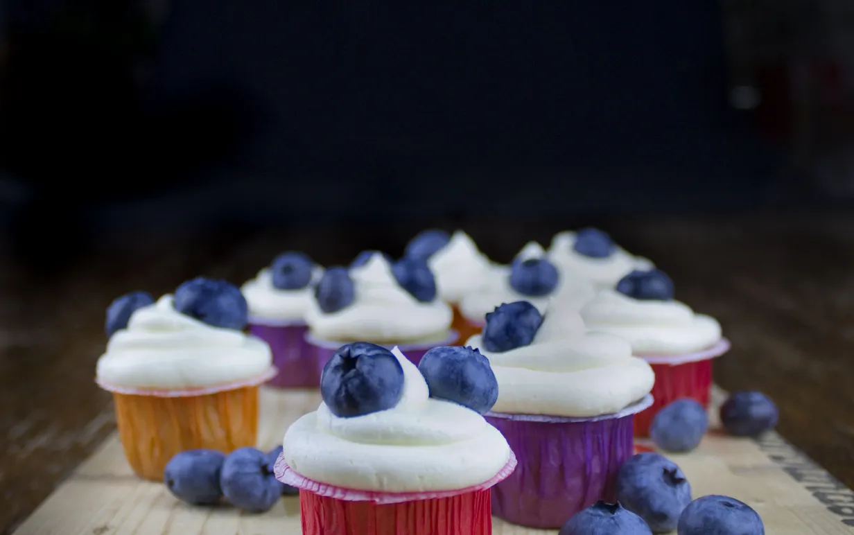 Sommarbakelser på en skärbräda, dekorerade med blåbär.
