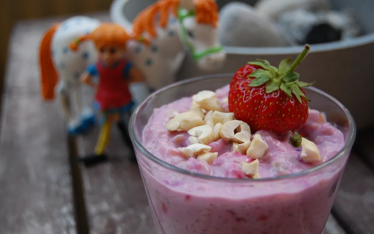 Vegansk melliskompott med nötter och jordgubb på ett bord