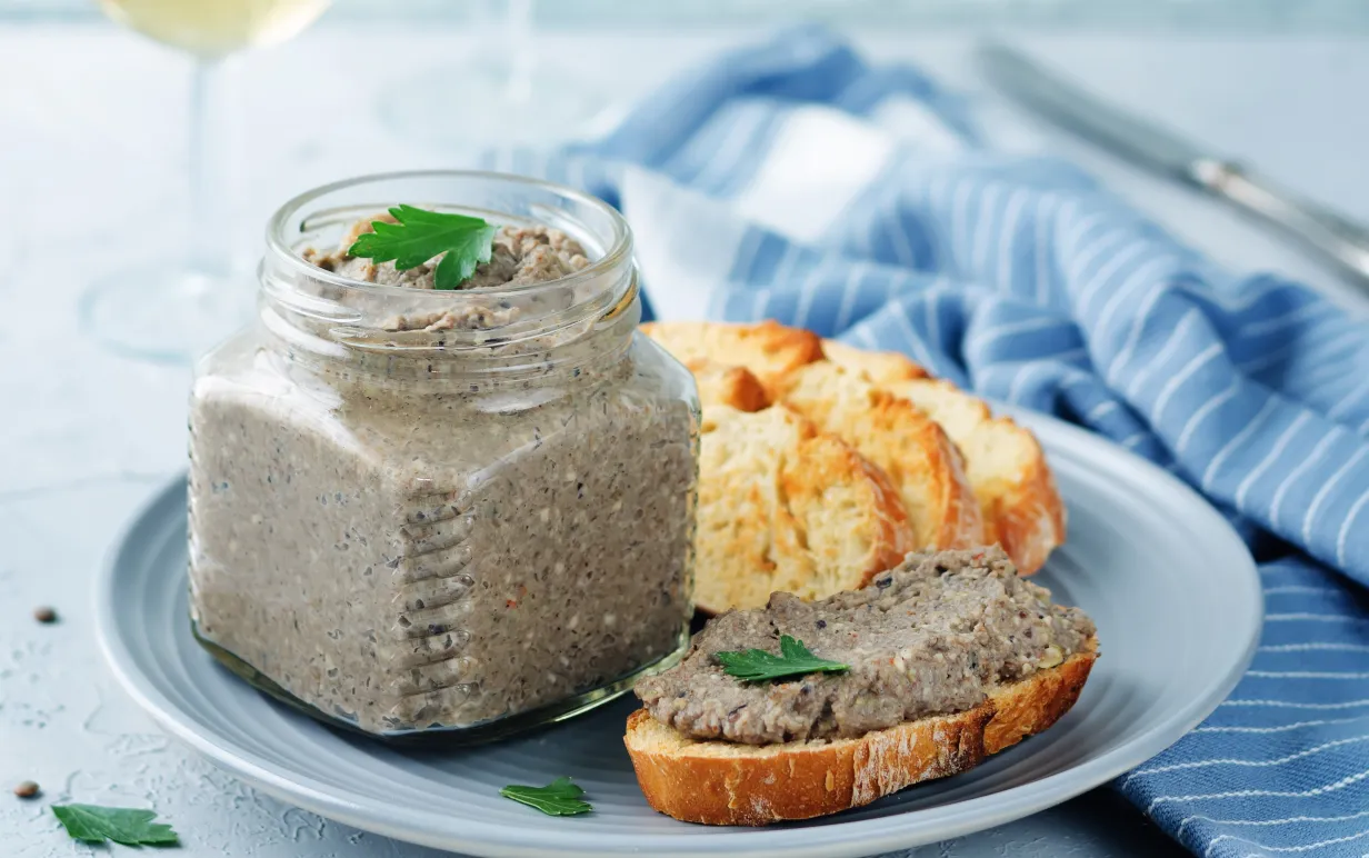 Linspastej i burk och på macka på ett vitt fat.