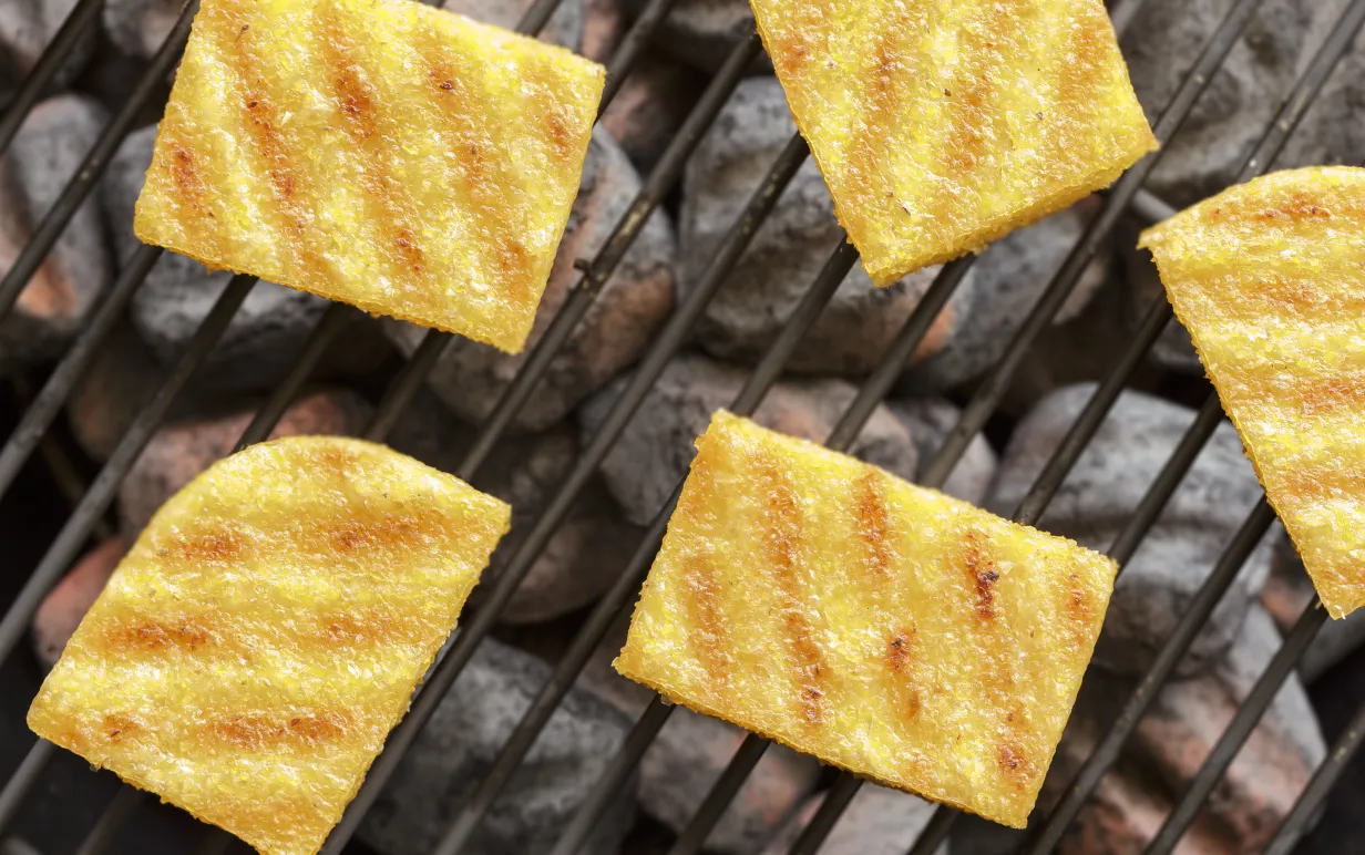 grillad polenta på grill