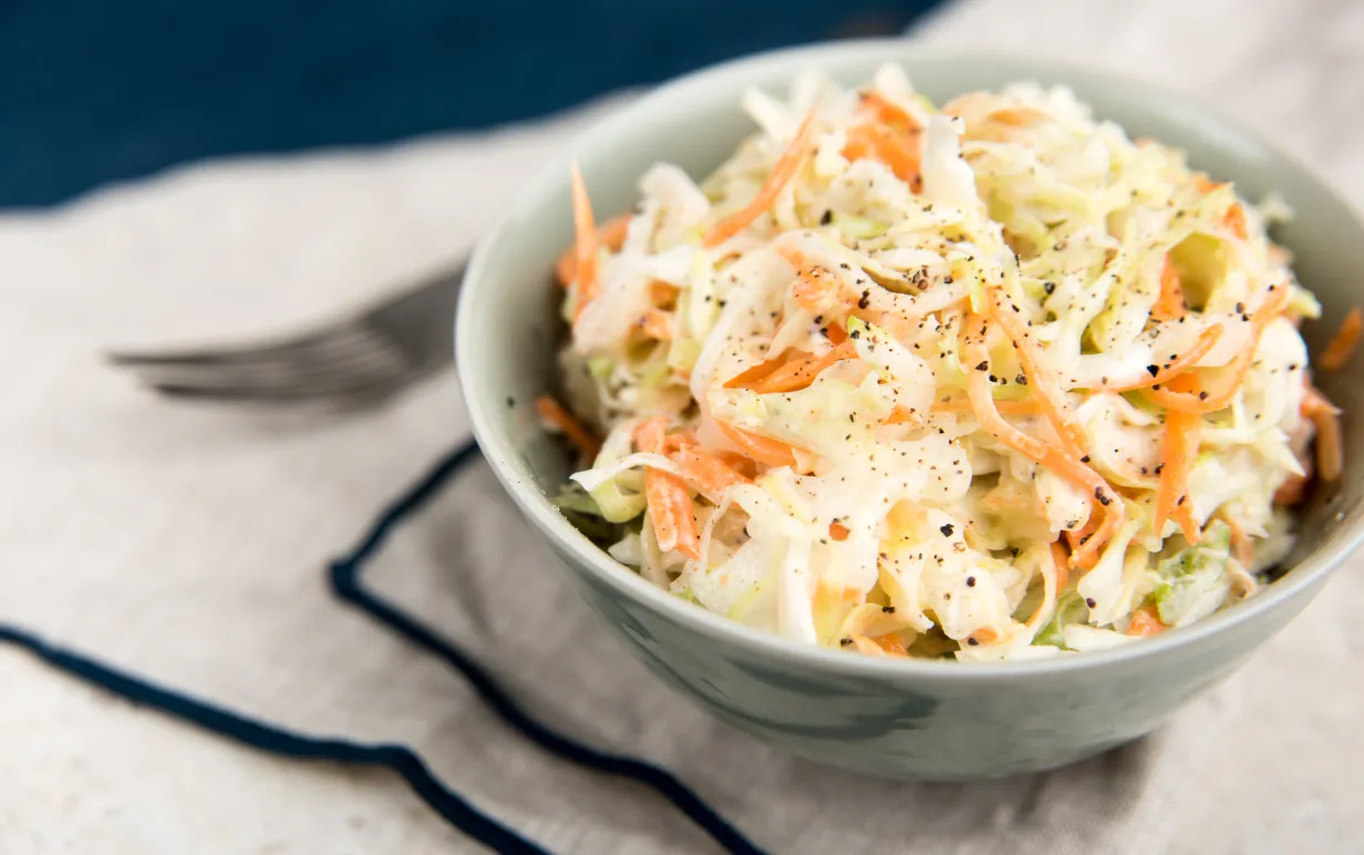 Cole slaw i en vit skål.