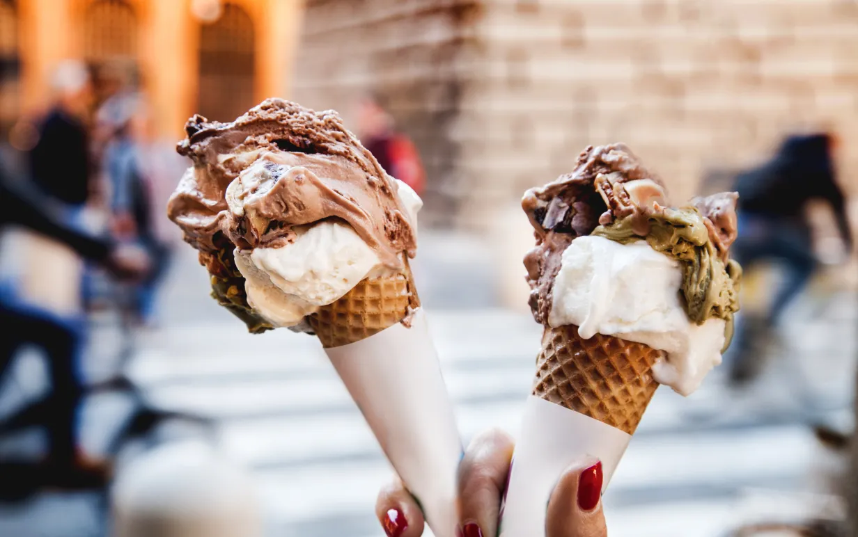 Bild på två glasstrutar