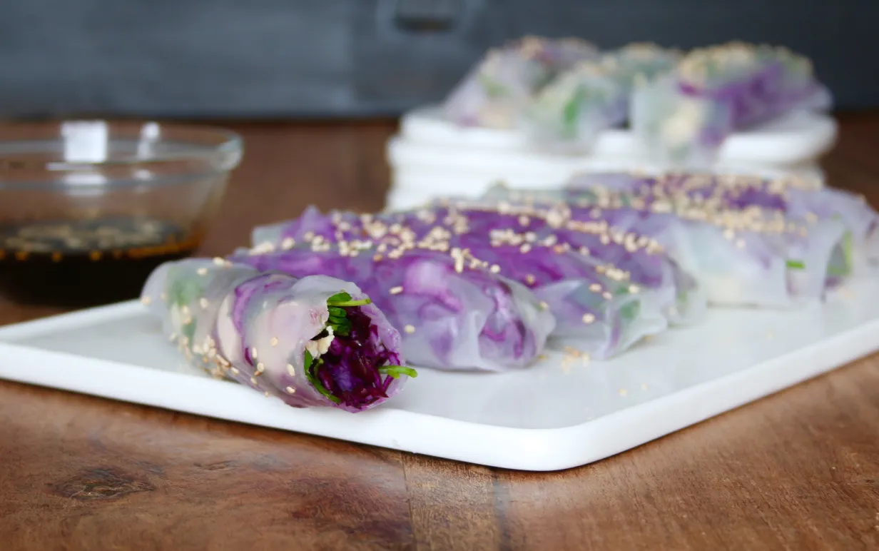 Rökiga risnudlar på en vit skärbräda. Bredvid står en skål med japansk soya.