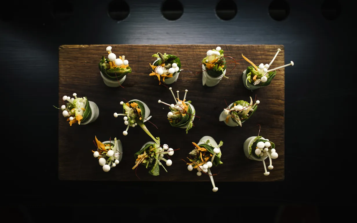 En träskiva med vegansk mat från Yasuragi spa.