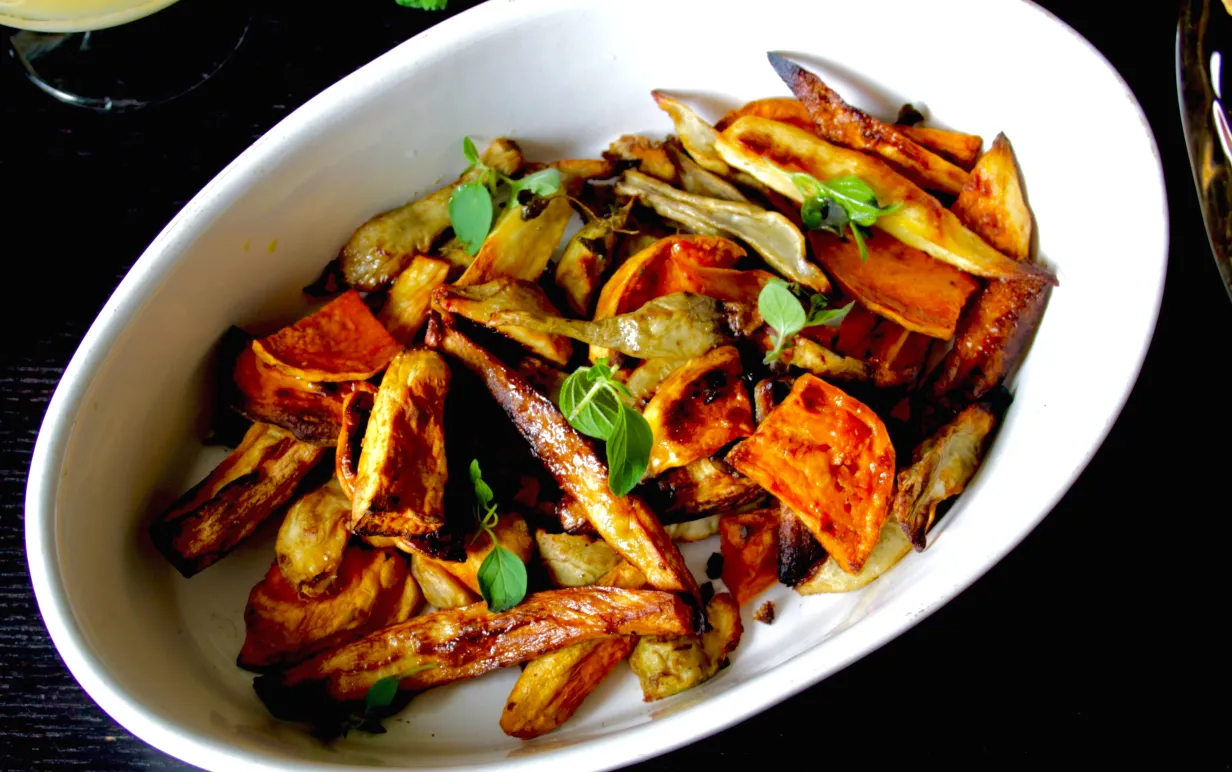 ugnsrostade grönsaker i en vit oval form