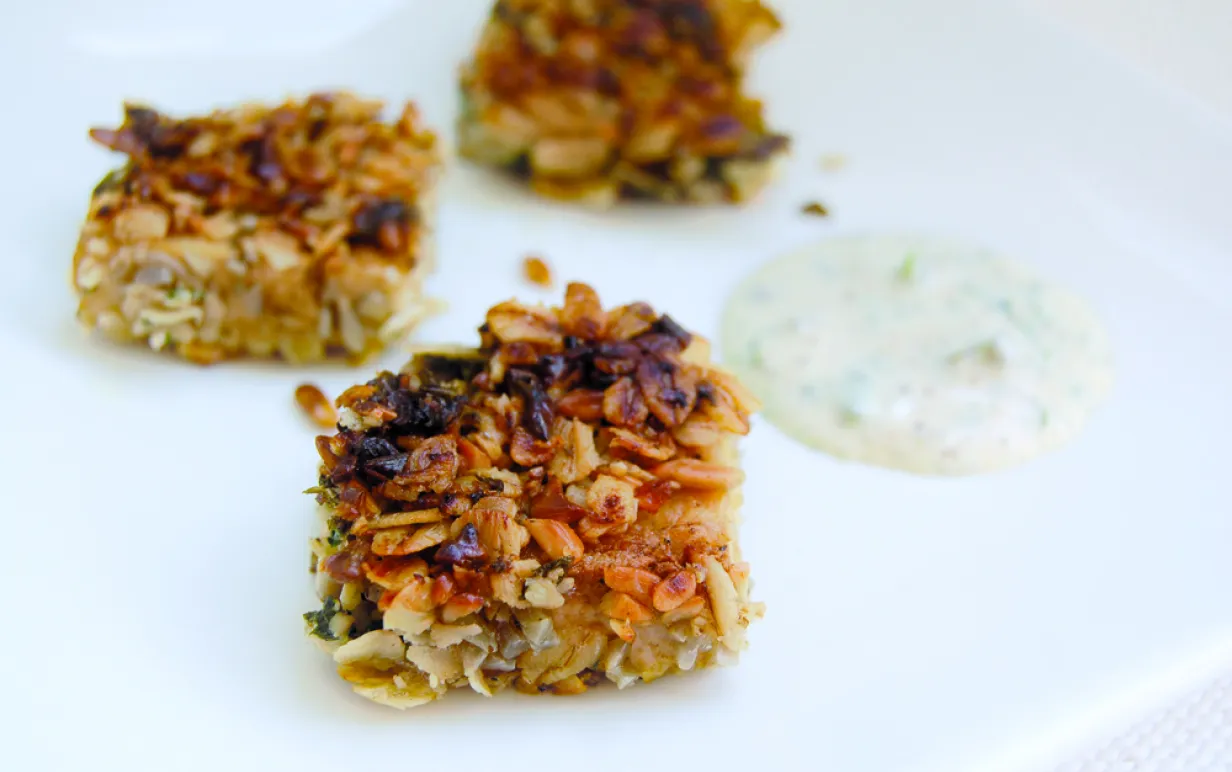 tre bitar panerad tofu och remouladsås