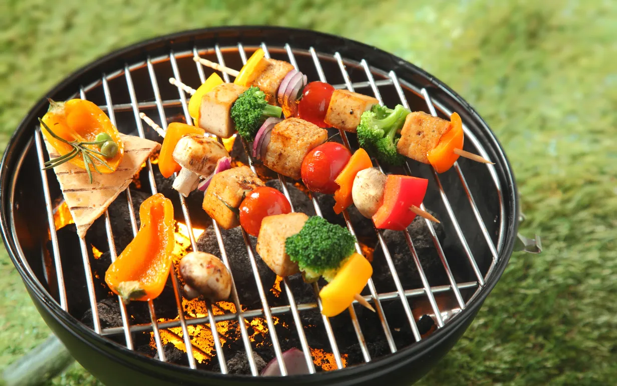 Bild på grönsaksspett och tofu på en grill