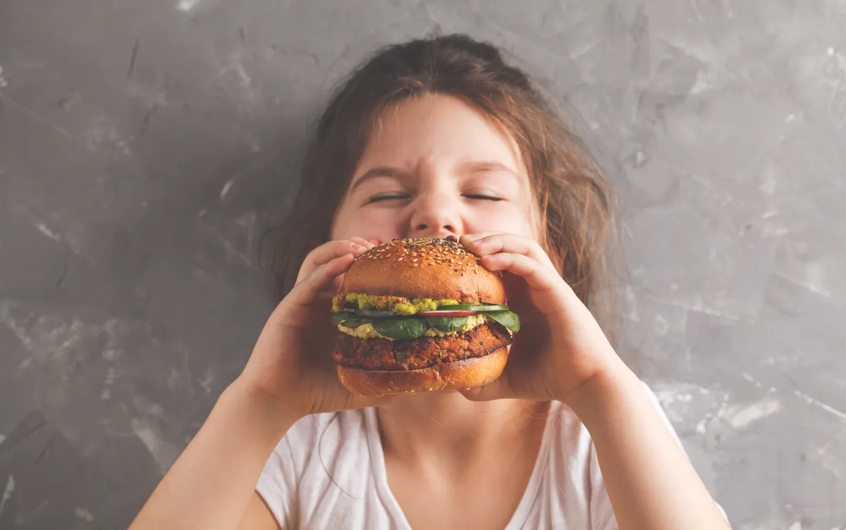 Ung barn äter hamburgare