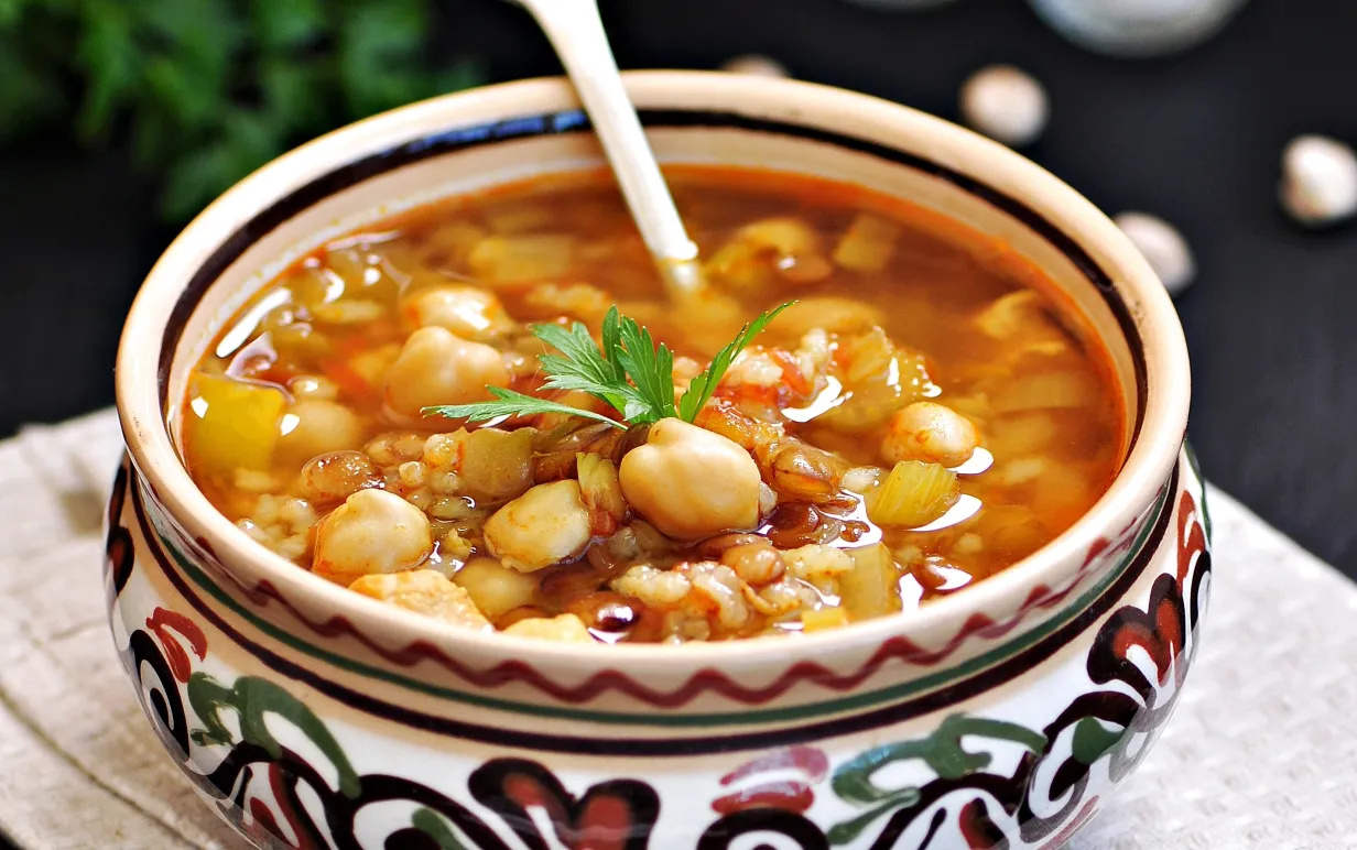 Harirasoppa i traditionell marockansk skål