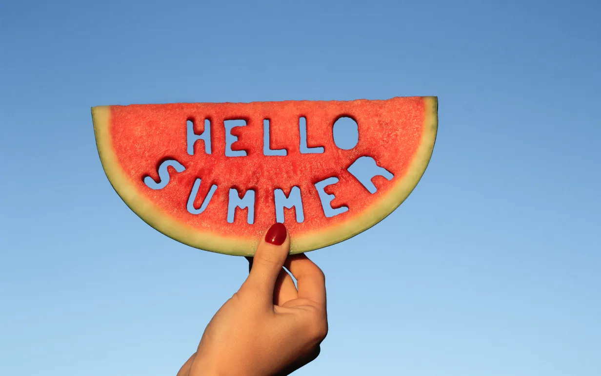 Vattenmelon skiva med beskuren text "Hello summer"