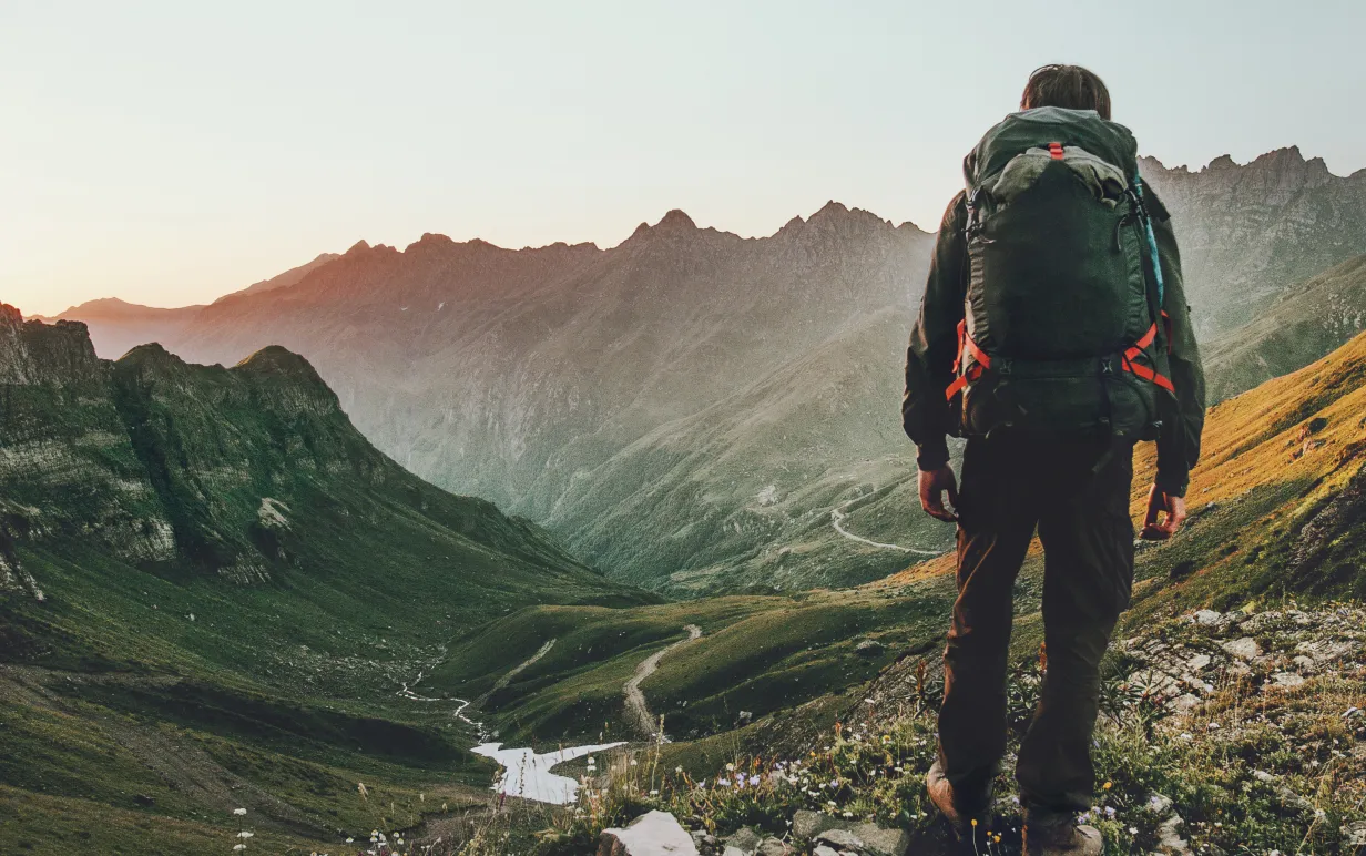 Person blickar över berg