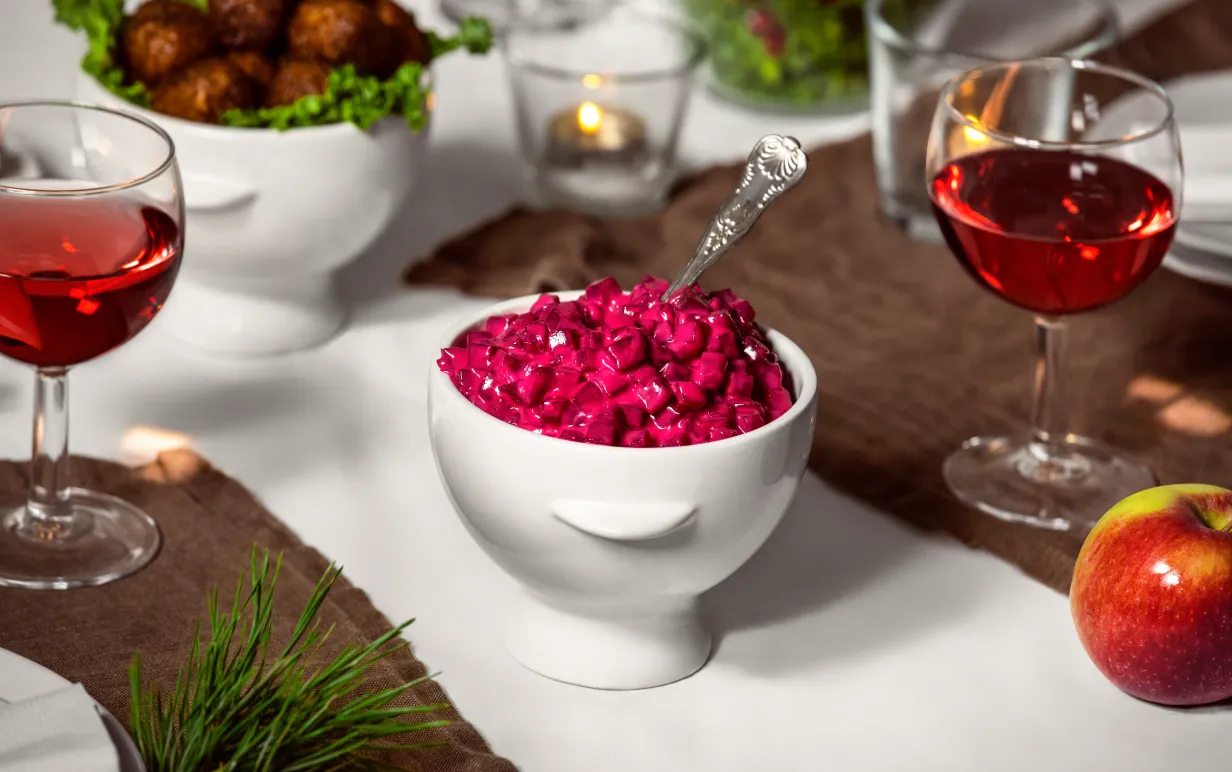 Rödbetssallad i en vitskål på ett dukat bord