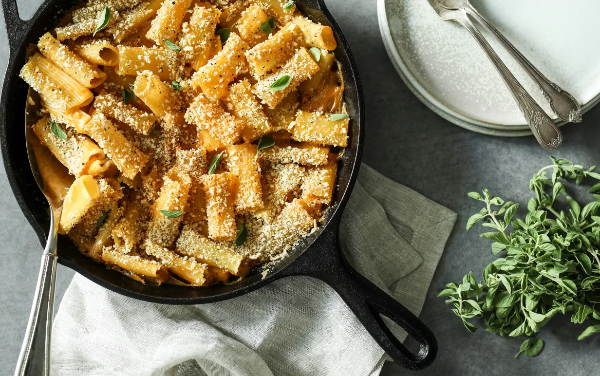 Vegansk Mac and cheese i en panna på ett bord.