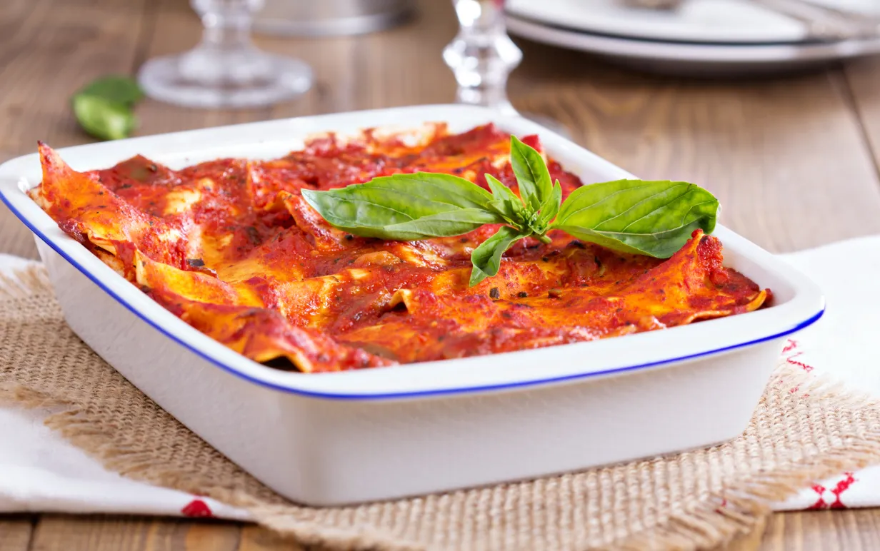 Vegansk lasagne i vit ugnsform