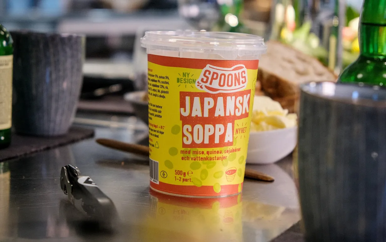 En förpackning Spoons Japansk soppa på ett köksbord