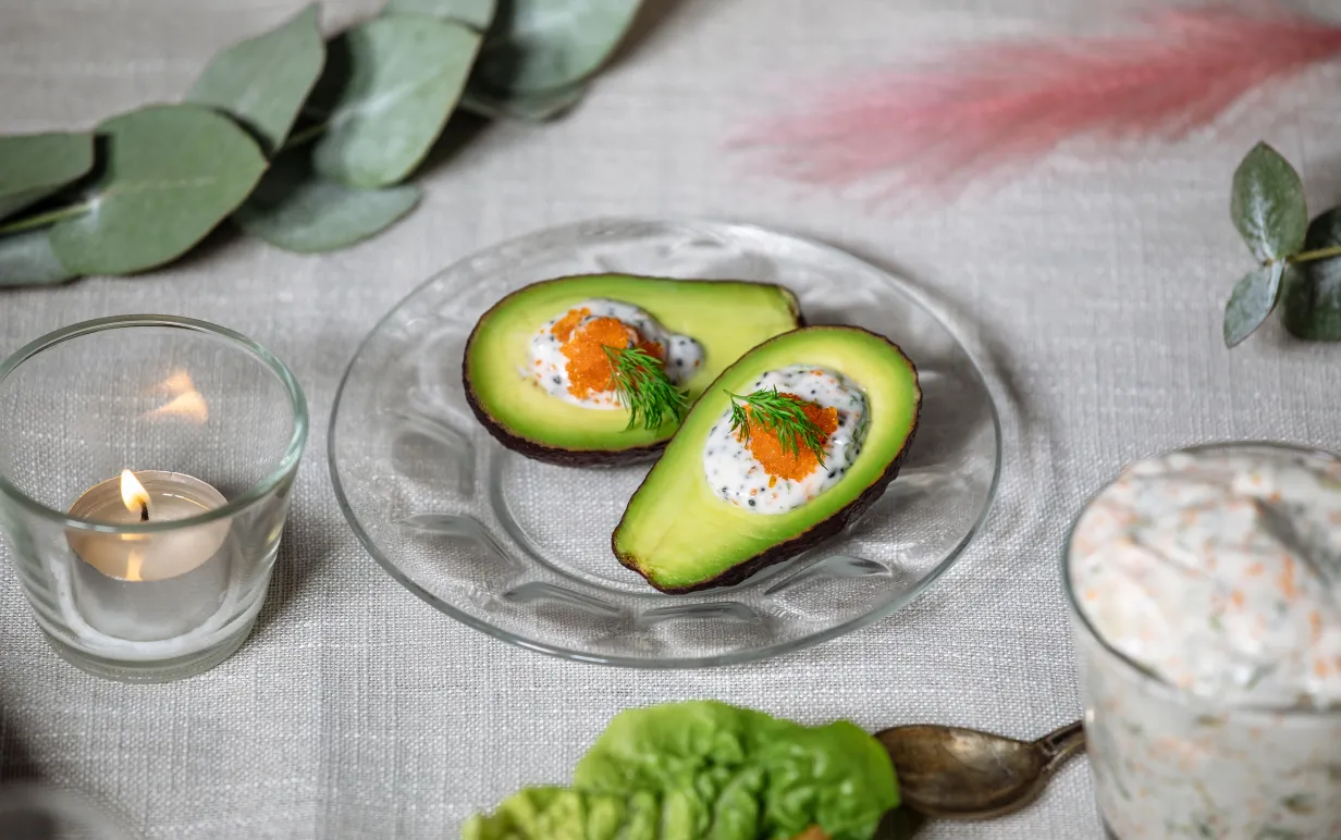 Skagenfyllda avokadohalvor på ett glasfat.