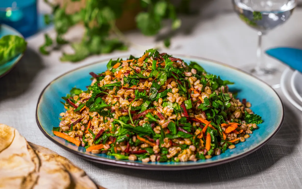 Tabbouleh på en turkos tallrik