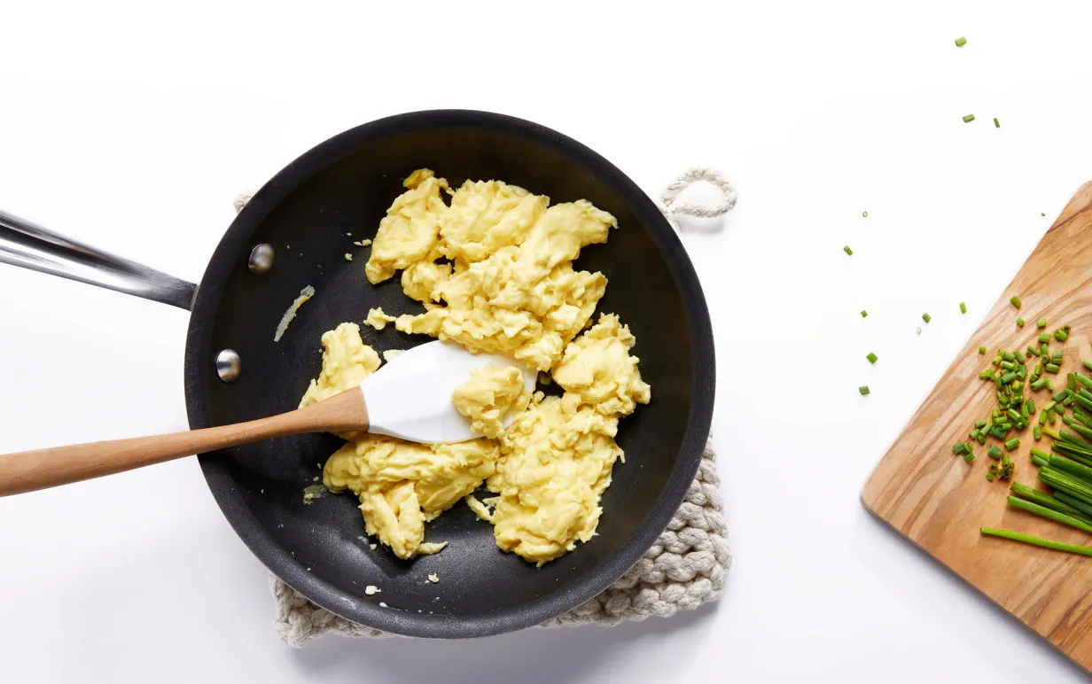 Stekpanna med vegansk scrambled egg