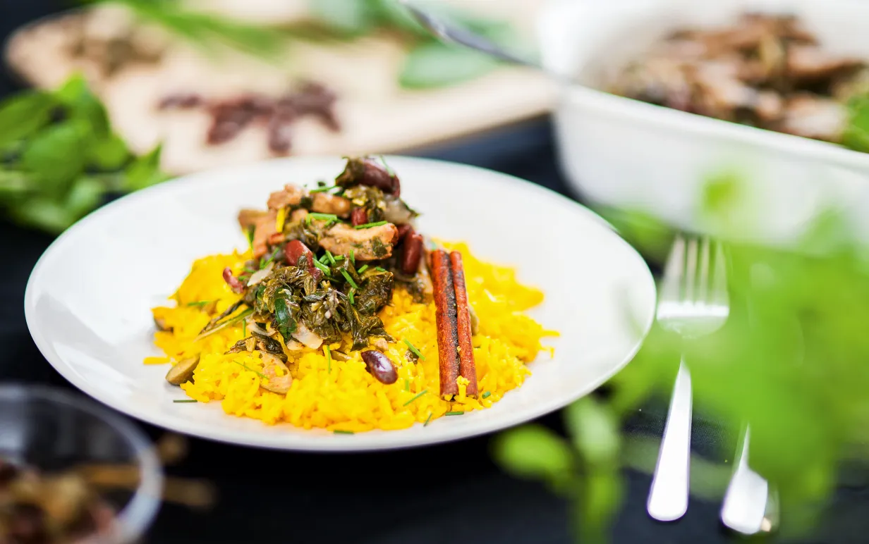 Ghorme sabzi gryta med saffransris på en tallrik