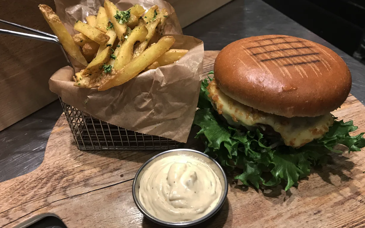 Vegansk burgare med tillbehör