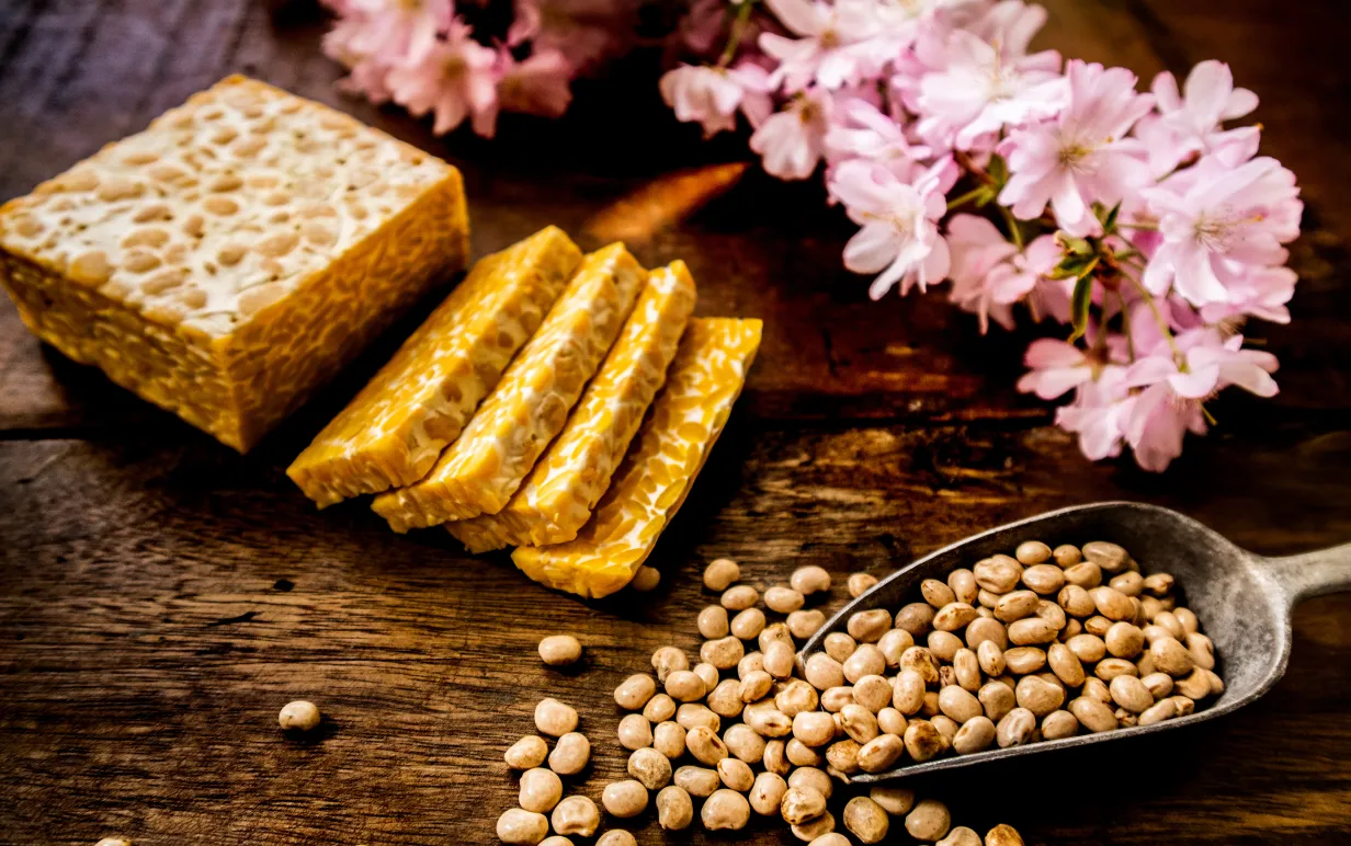 Lupintempeh på ett bord med lupinbönor