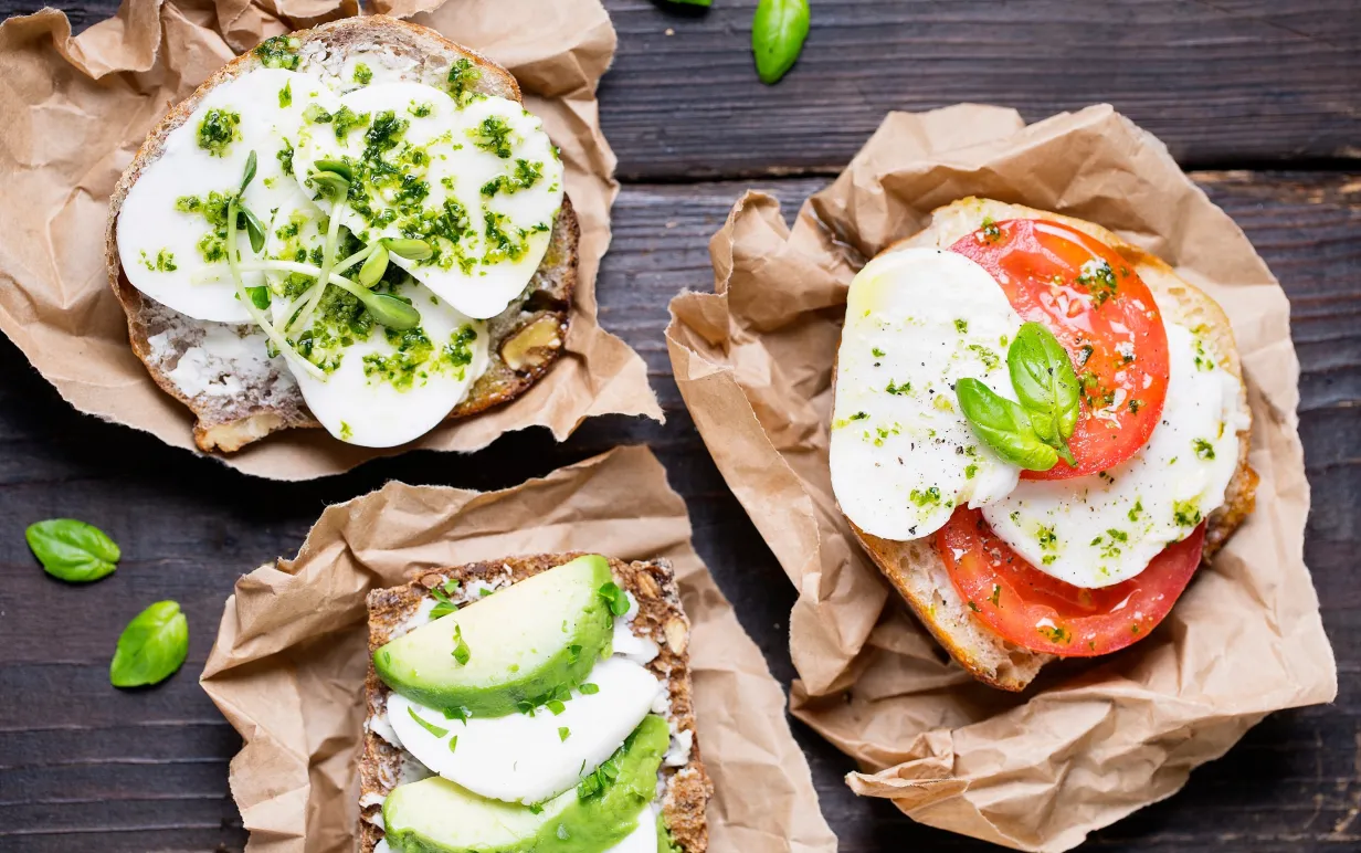 Vegansk mandelost i skivor på olika mackor