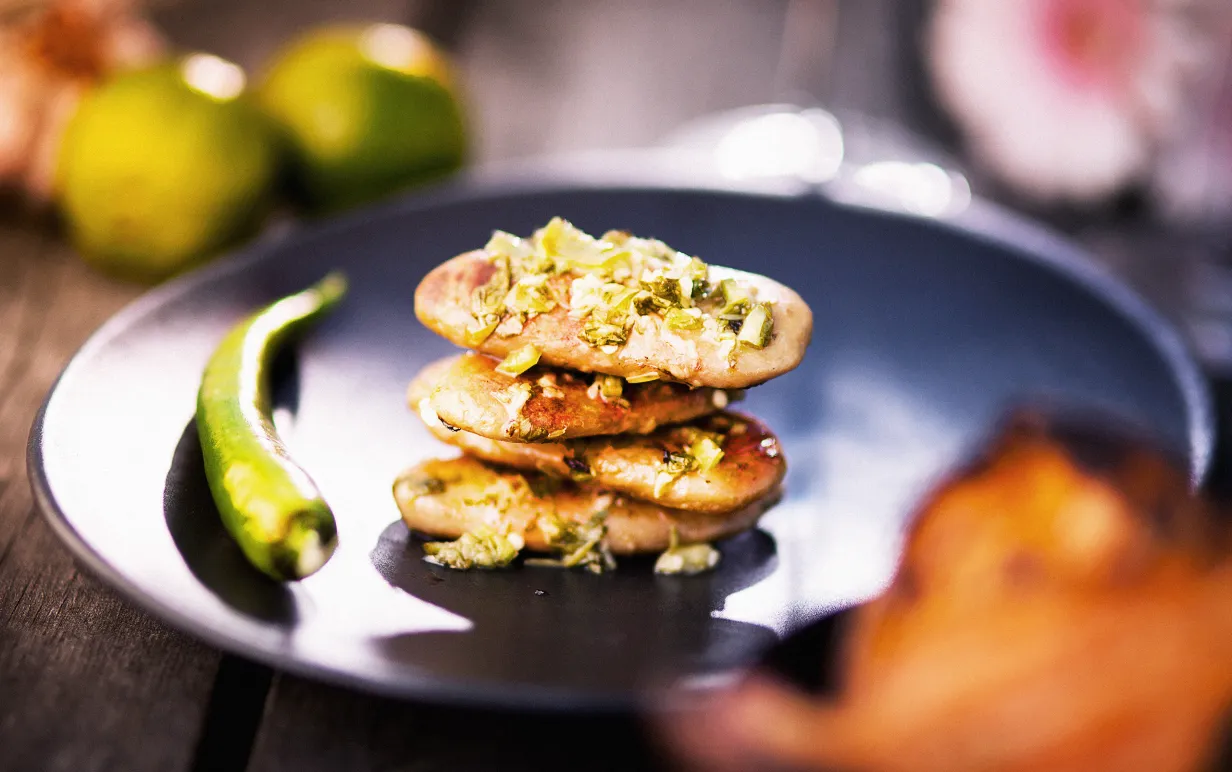 Veganska filéer och en grön chili på en tallrik.