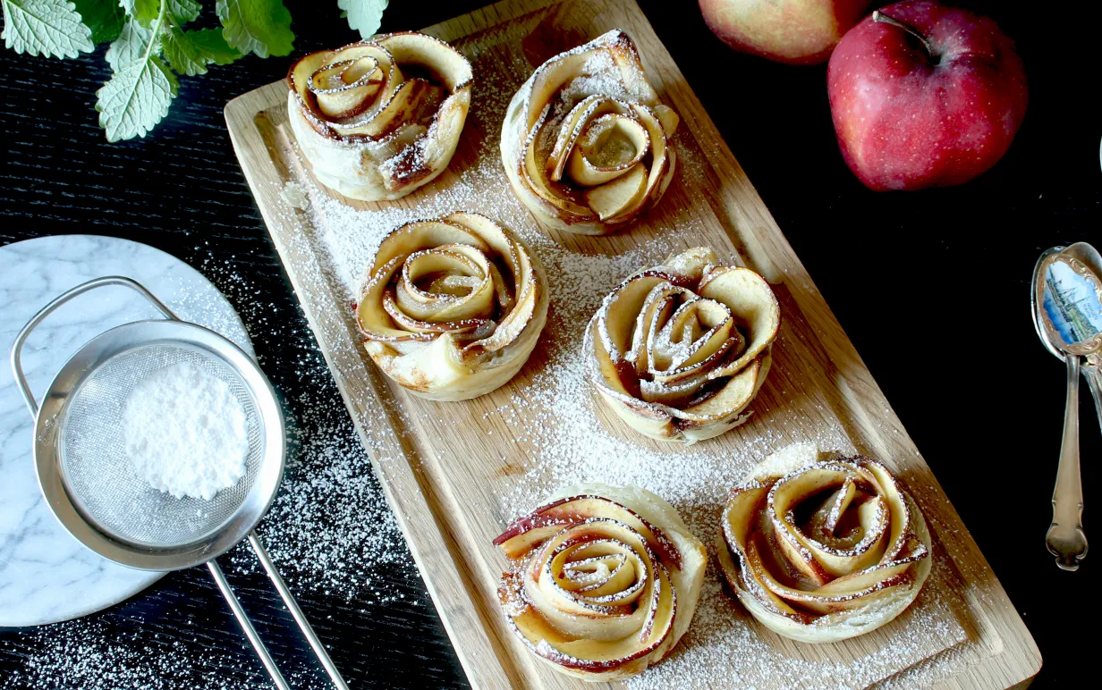 Veganska minipajer med äpplen och kanel på en bräda
