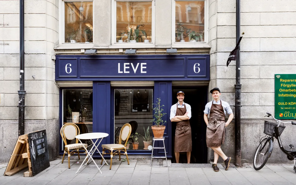 Fasad av bageriet Leve i Malmö mes ägarna stående utanför