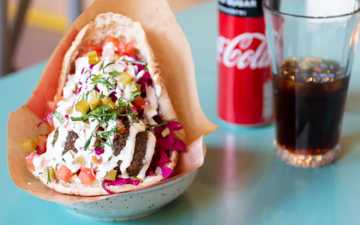 Falafel i pitabröd med veganska såser