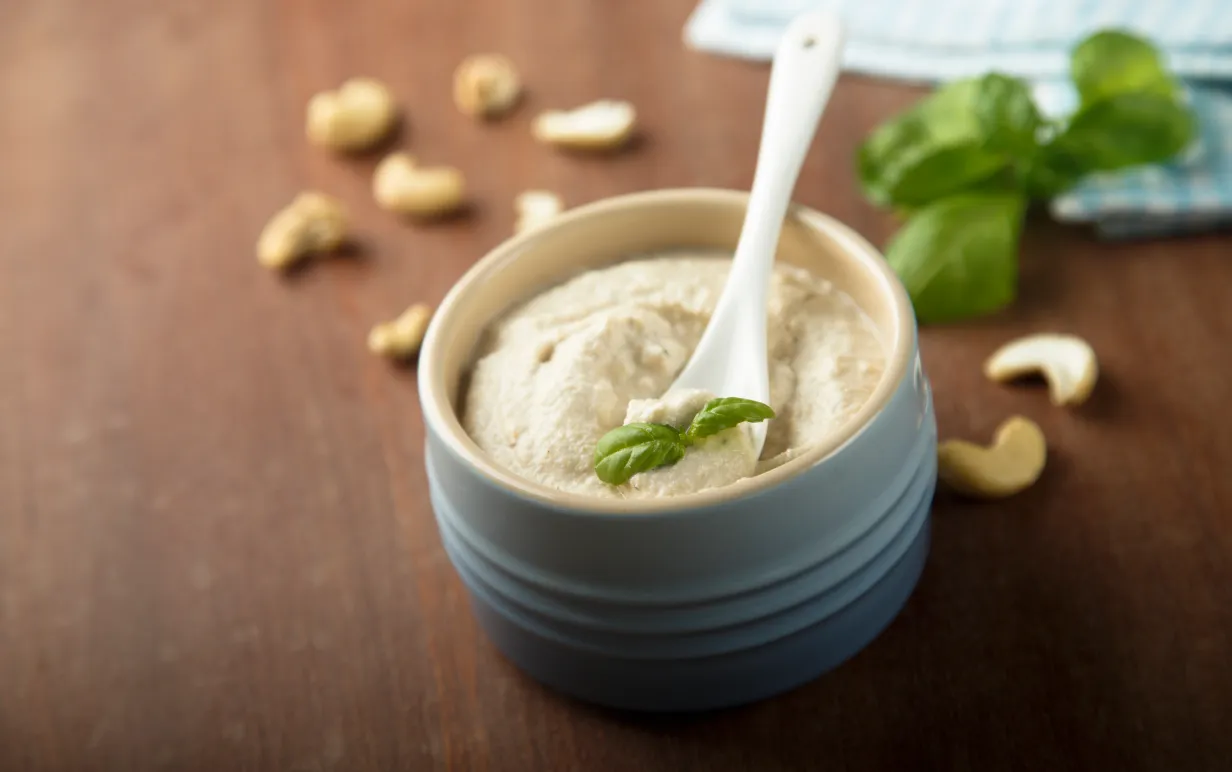 Vegansk cashewdip i en liten skål.